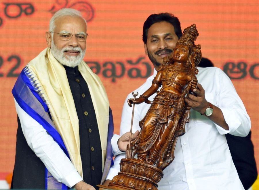 Visakhapatnam : Prime Minister Narendra Modi being presented a memento by Andhra Pradesh Chief Minister YS Jagan Mohan Reddy during  the launch of multiple development projects, in Visakhapatnam on Saturday, November 12, 2022. A (Photo:IANS/PIB)